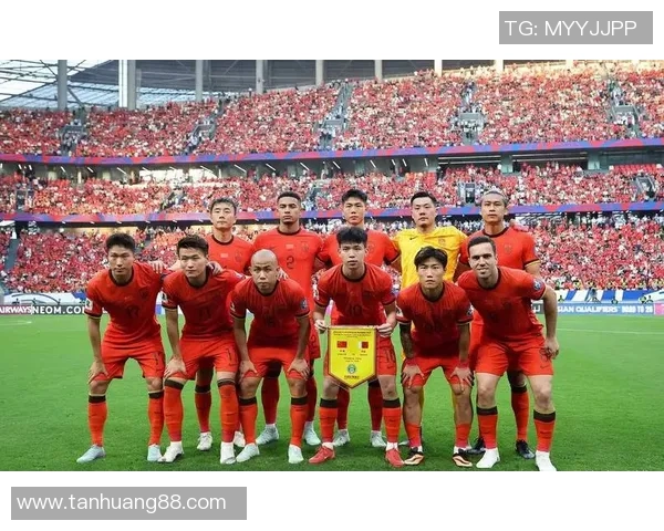 国足球星频频亮相绿茵场展现拼搏精神激励球迷热情助力中国足球发展